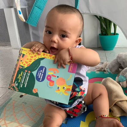 Bebé sosteniendo una caja de cereal infantil Fiido