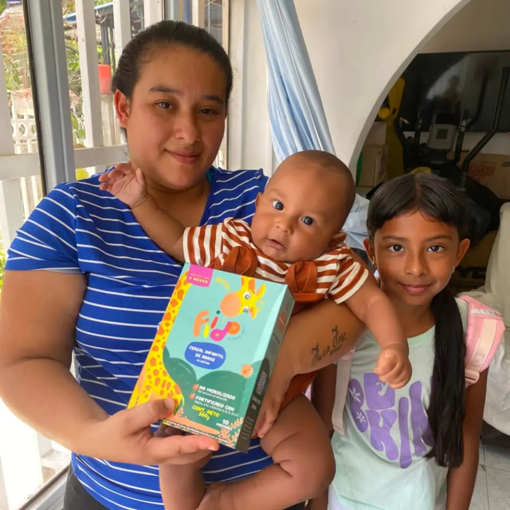 Familia con bebé y niña sosteniendo cereal infantil Fiido de arroz