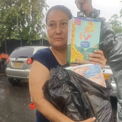 Mamá sosteniendo cereal infantil Fiido de arroz